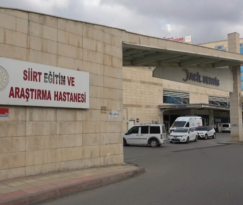 Siirt'te kazara kolunu kesen kişi hayatını kaybetti