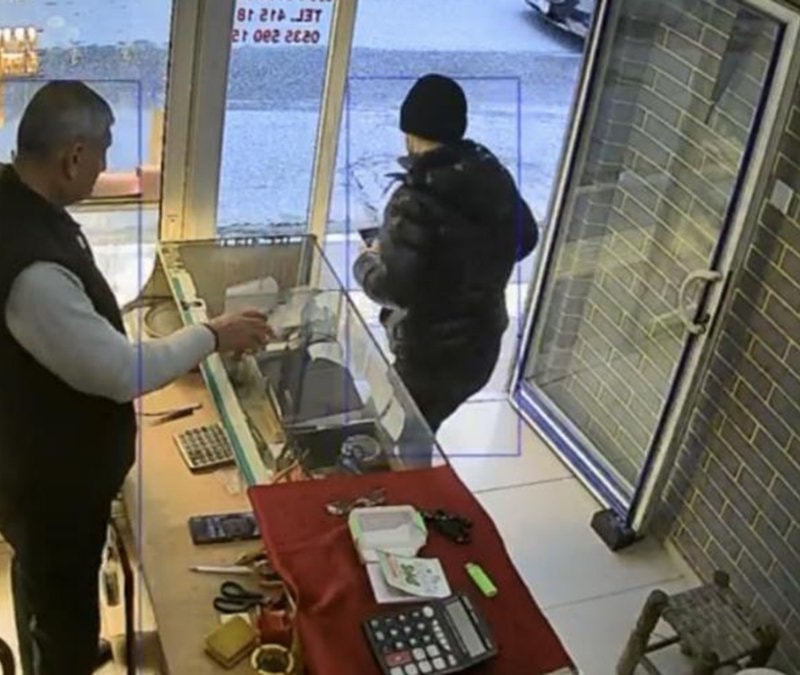 Mardin'de kuyumcuya müşteri gibi girip yüzük çalan hırsız yakalandı