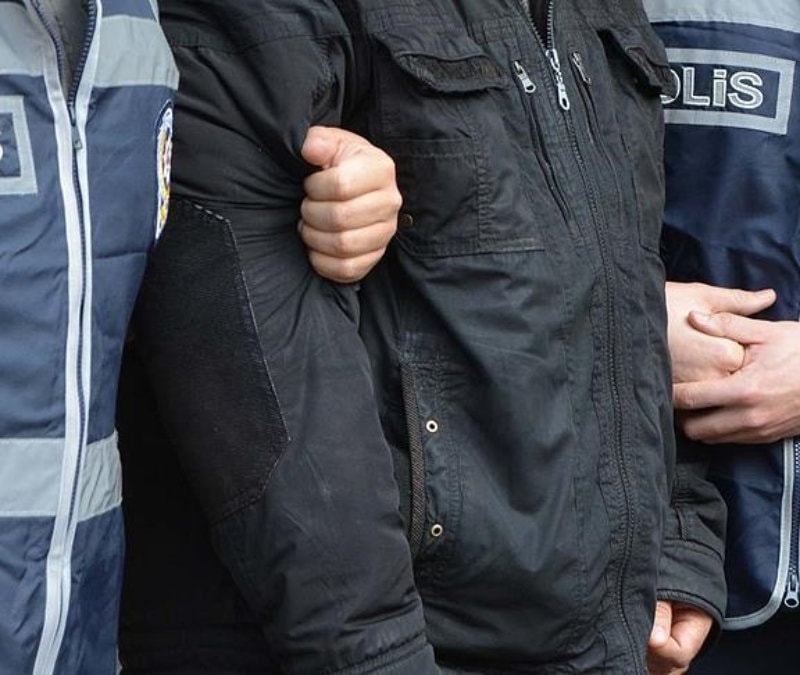 Sakarya'da oğluna ceza yazan polise yumruk atan şahıs tutuklandı