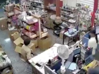 Endonezya'daki 7.4'lük deprem kamerada