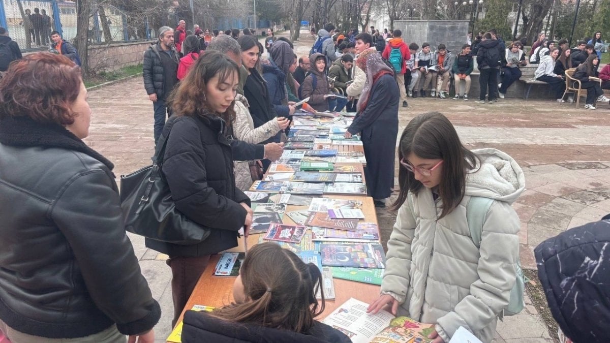 Erzincan'da meydan kütüphaneye dönüştü