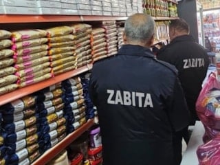 Hakkari'de yarım tonluk bozuk gıda imha edildi