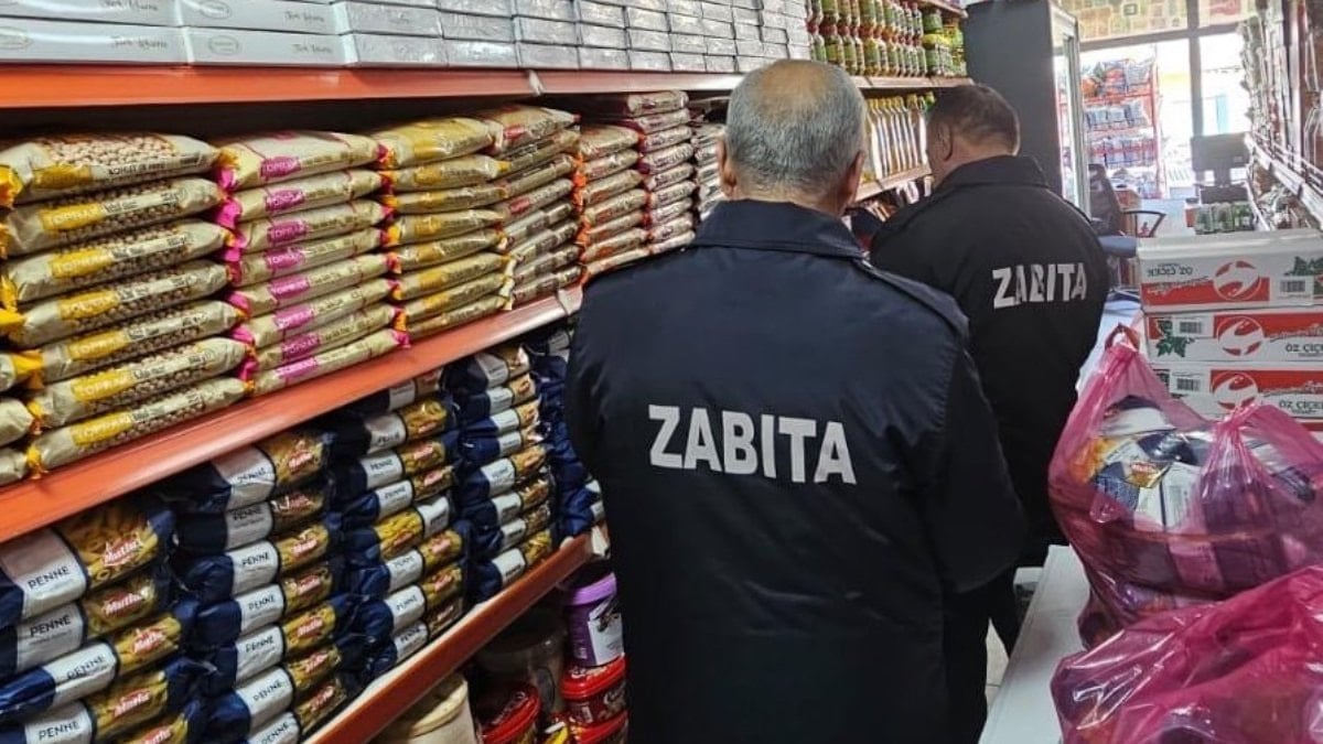 Hakkari'de yarım tonluk bozuk gıda imha edildi