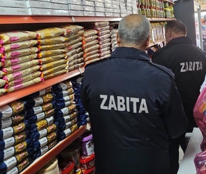 Hakkari'de yarım tonluk bozuk gıda imha edildi