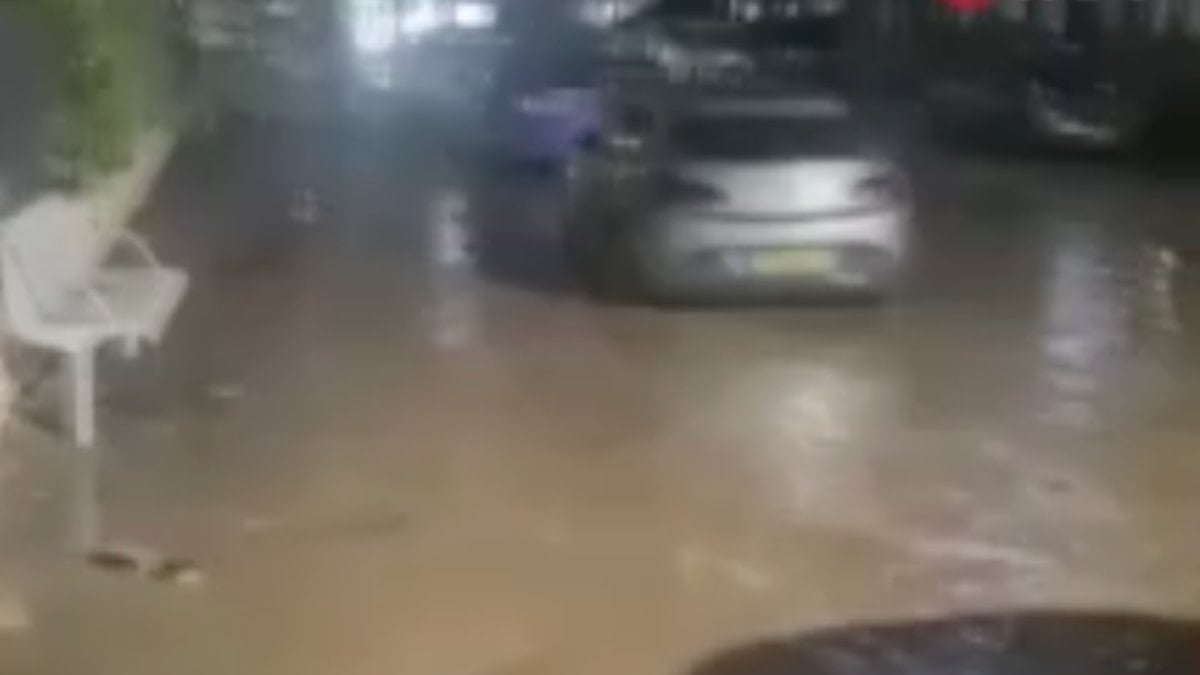 İran, İsrail'de su şebekesini vurdu: Şehir su altında kaldı