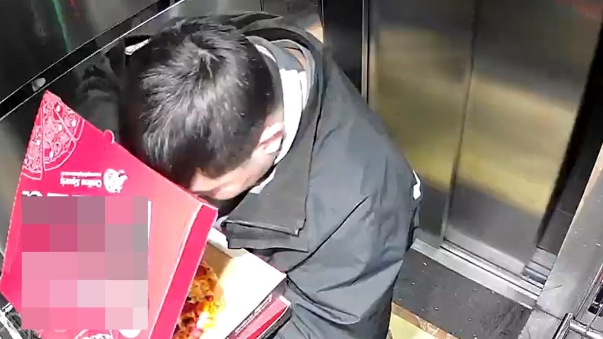 Düzce'de tuvaletini yapan kuryeye asansörü temizlettiler: Polise teslim ettiler