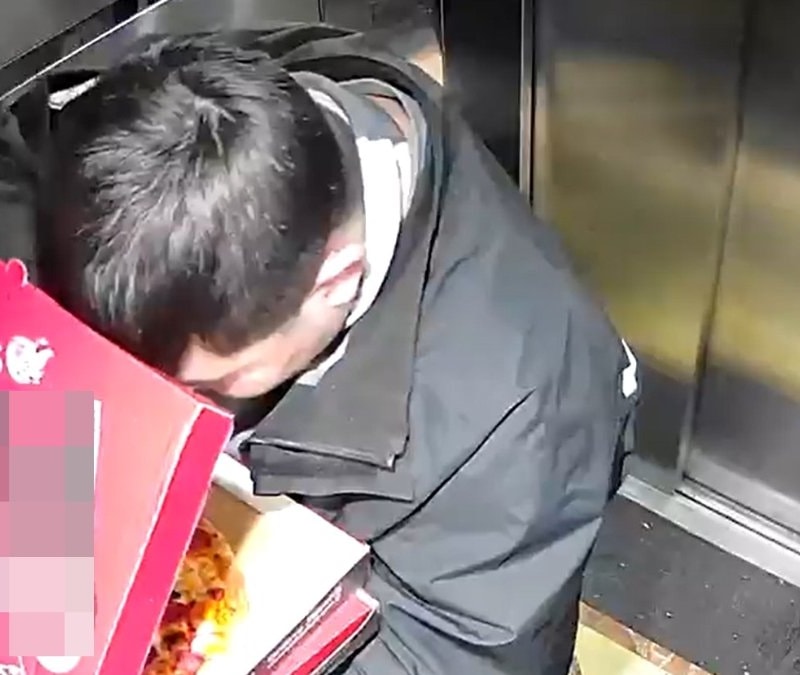 Düzce'de tuvaletini yapan kuryeye asansörü temizlettiler: Polise teslim ettiler