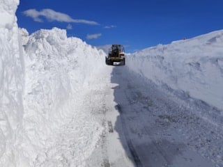 Van'da 5 metreyi bulan karla mücadele sürüyor