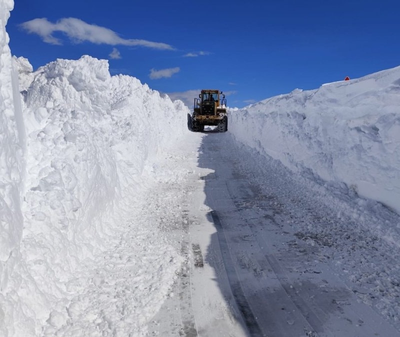 Van'da 5 metreyi bulan karla mücadele sürüyor