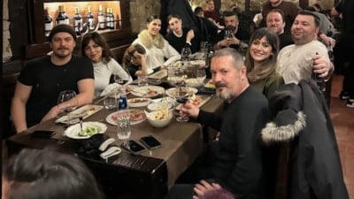 Çağatay Ulusoy, sevgilisi Aslıhan Malbora için gitar çaldı