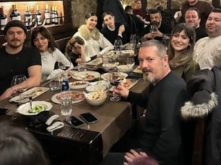 Çağatay Ulusoy, sevgilisi Aslıhan Malbora için gitar çaldı