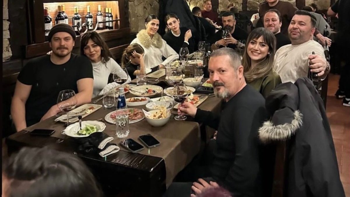 Çağatay Ulusoy, sevgilisi Aslıhan Malbora için gitar çaldı