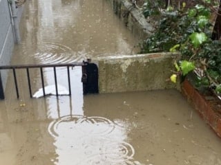 Sarıyer’de yağmur felaketi: Bodrum katlar sular altında kaldı, vatandaş çileden çıktı