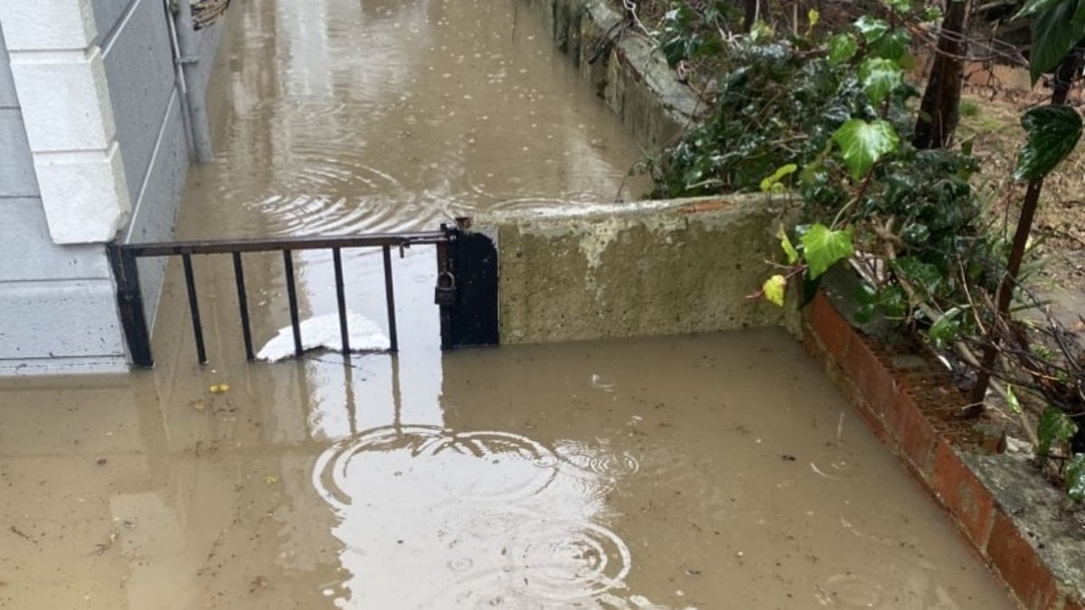 Sarıyer’de yağmur felaketi: Bodrum katlar sular altında kaldı, vatandaş çileden çıktı