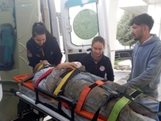 Aksaray'da inşaattan düşen babasının başından ayrılmadı