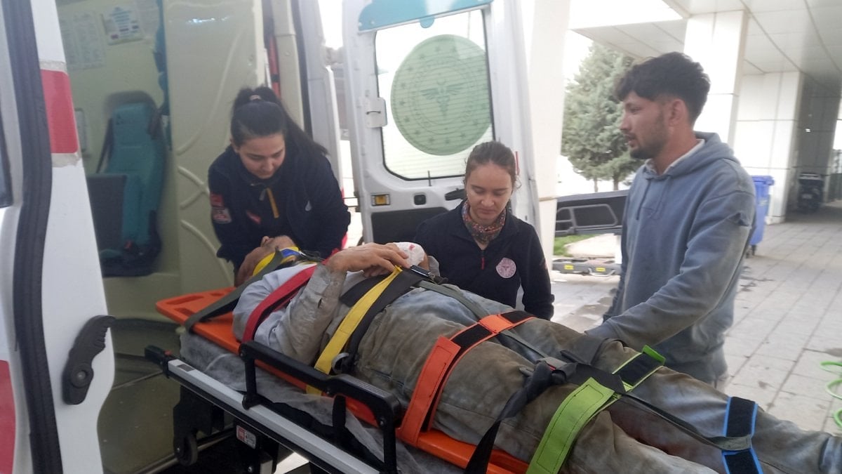 Aksaray'da inşaattan düşen babasının başından ayrılmadı