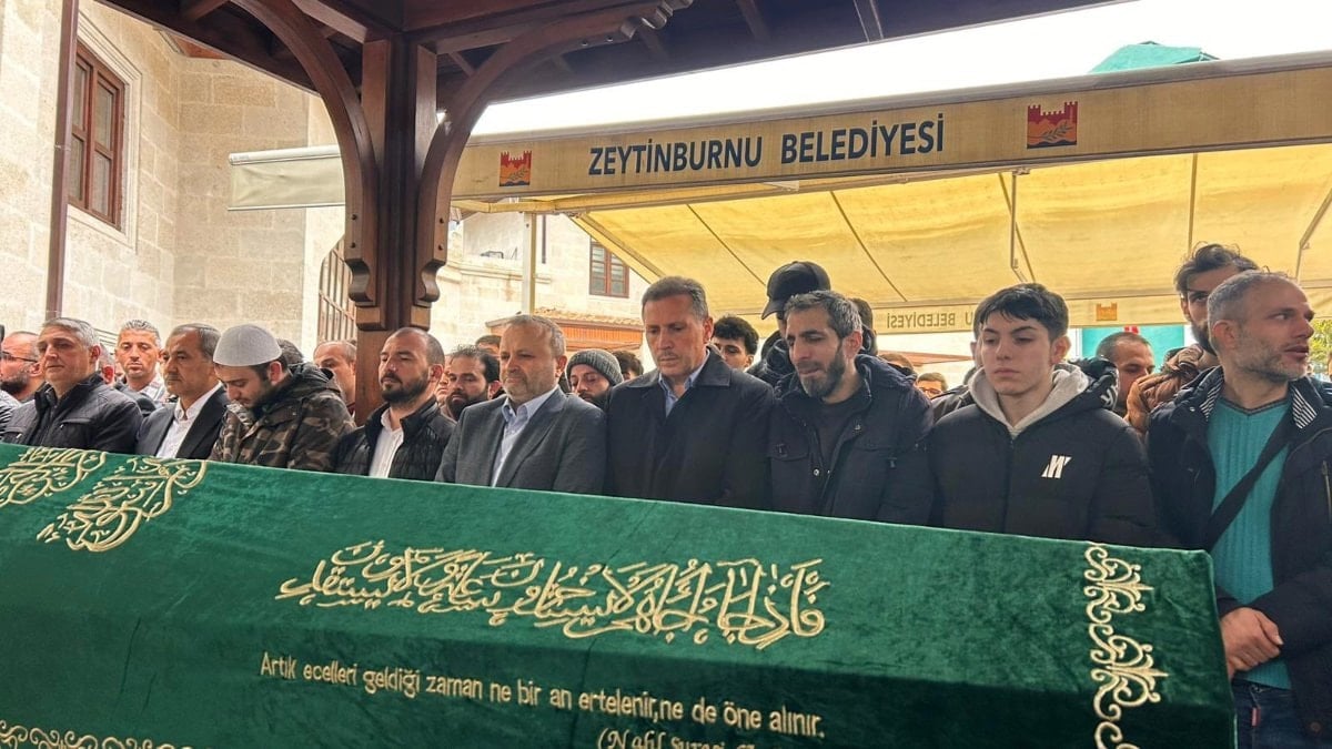 İstanbul'da baba küçük kızının tabutuna sarılarak gözyaşlarına boğuldu