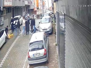 İstanbul'da bir kadını bayıltana kadar dövdüler