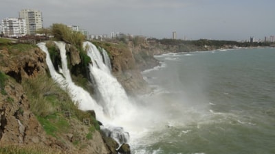 Antalya'da bulunan Düden Şelalesi, yağmur sonrası denizi kahverengiye büründü
