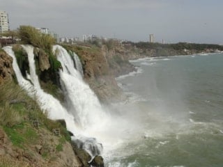 Antalya'da bulunan Düden Şelalesi, yağmur sonrası denizi kahverengiye büründü