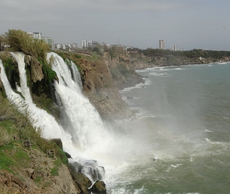 Antalya'da bulunan Düden Şelalesi, yağmur sonrası denizi kahverengiye büründü