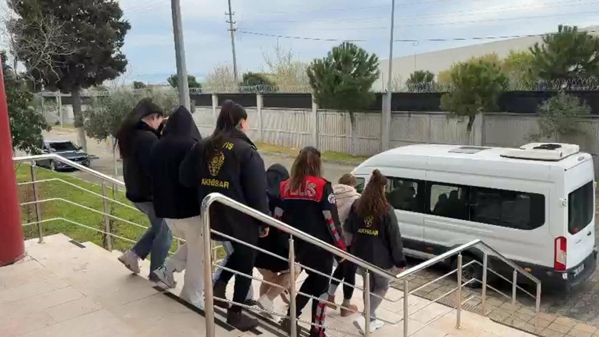 Manisa'da masaj salonlarına fuhuş operasyonu: 3 tutuklama