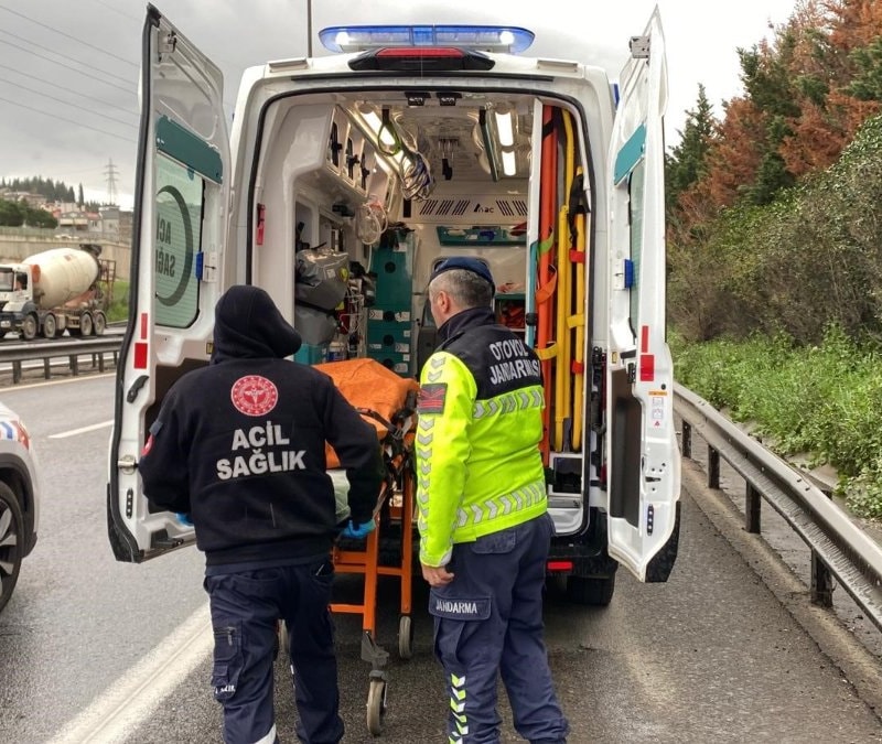 TEM'de 4 aracın karıştığı kazada 2 kişi hayatını kaybetti