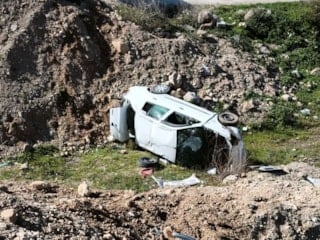 Denizli'de emniyet şeridindeki kamyonete çarpan otomobil yuvarlandı: 4 yaralı