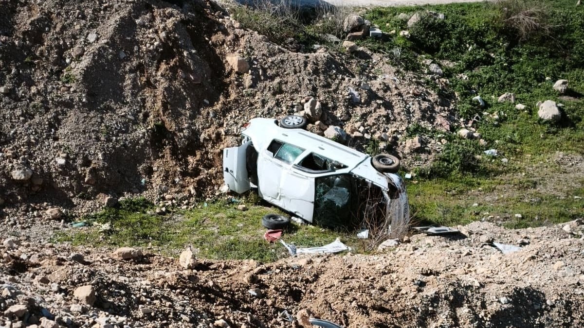 Denizli'de emniyet şeridindeki kamyonete çarpan otomobil yuvarlandı: 4 yaralı