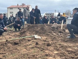 Sivas'ta traktörün şaftına düşerek ölen çocuğunun babası cenazede ayakta duramadı