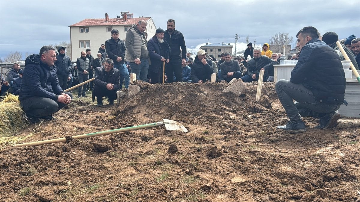 Sivas'ta traktörün şaftına düşerek ölen çocuğunun babası cenazede ayakta duramadı
