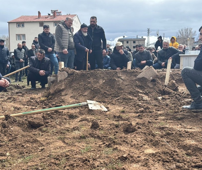 Sivas'ta traktörün şaftına düşerek ölen çocuğunun babası cenazede ayakta duramadı