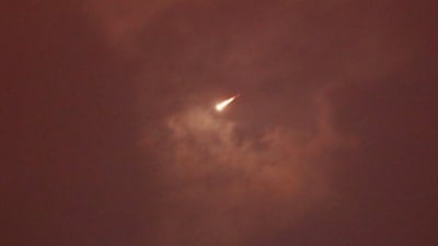 İran'dan fırlatılan füzenin İsrail'e düşme anı