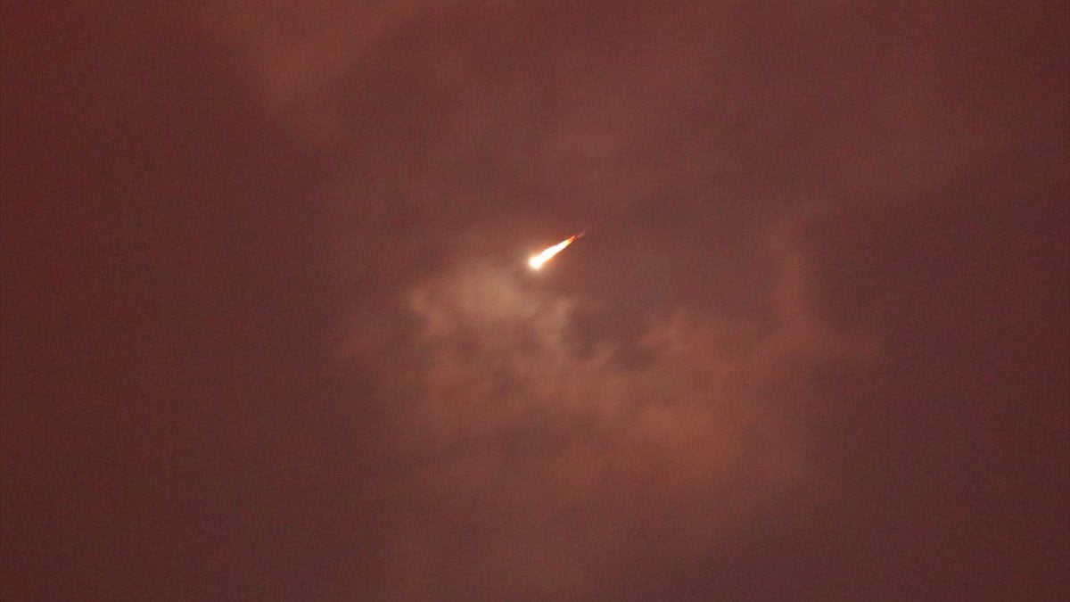 İran'dan fırlatılan füzenin İsrail'e düşme anı