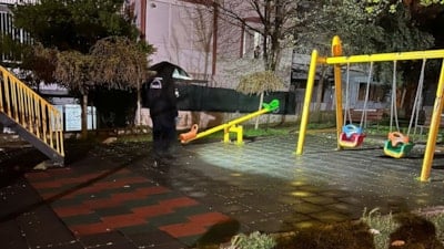 İzmir'de 2 yaşındaki çocuk parkta oynarken bıçaklı saldırıya uğradı