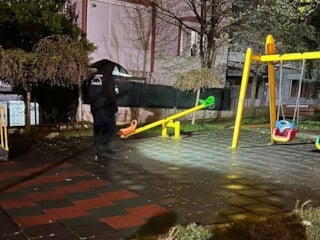 İzmir'de 2 yaşındaki çocuk parkta oynarken bıçaklı saldırıya uğradı