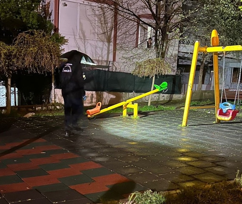 İzmir'de 2 yaşındaki çocuk parkta oynarken bıçaklı saldırıya uğradı