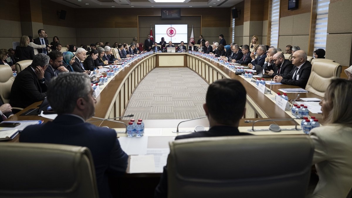 Sosyal medyaya 15 yaş sınırı: TBMM'de kabul edildi