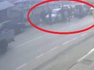 Bursa'da silahlı saldırıya uğrayan kişi yaralı halde aracıyla kaçtı