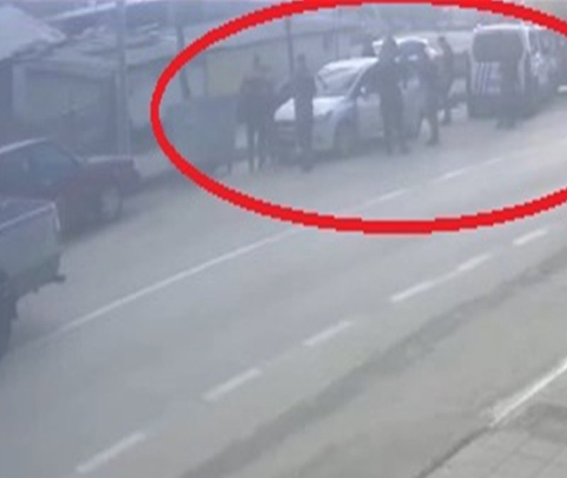 Bursa'da silahlı saldırıya uğrayan kişi yaralı halde aracıyla kaçtı