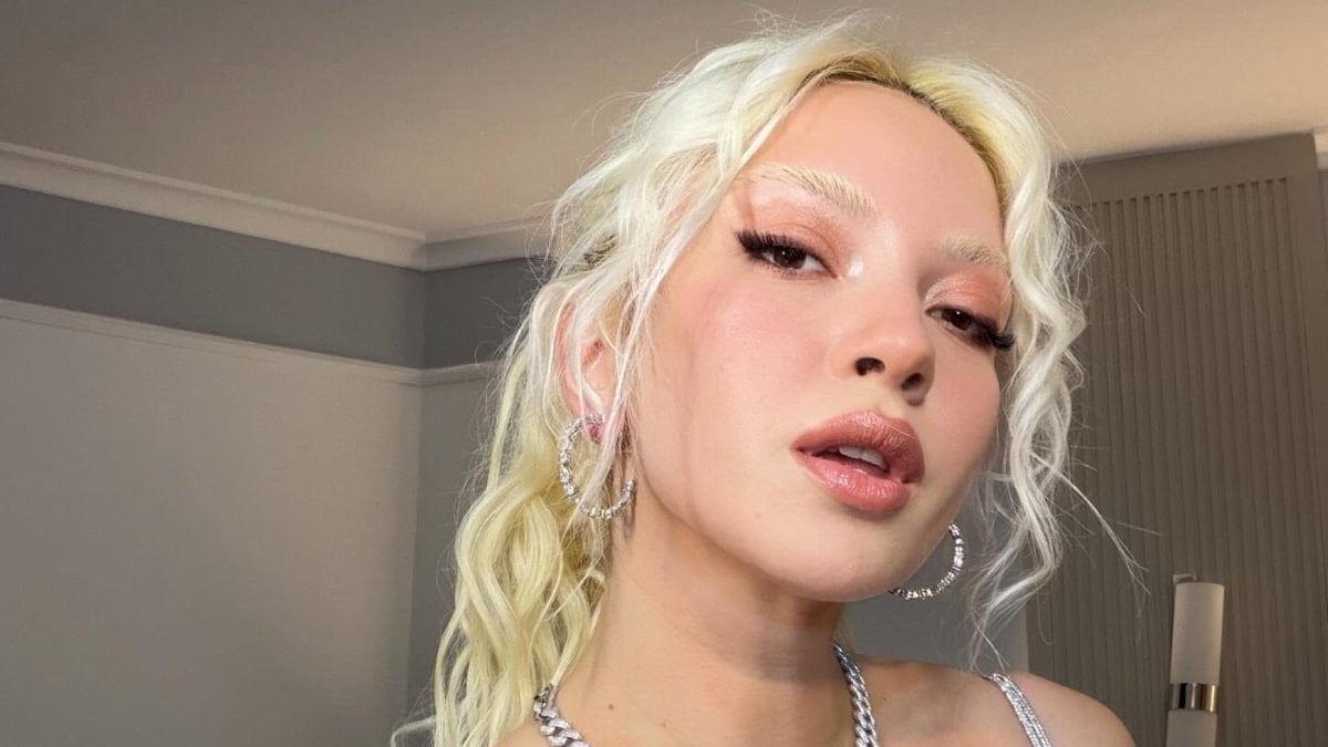 Ece Seçkin'in sahne tarzı gündem oldu! Kostümü eleştirildi