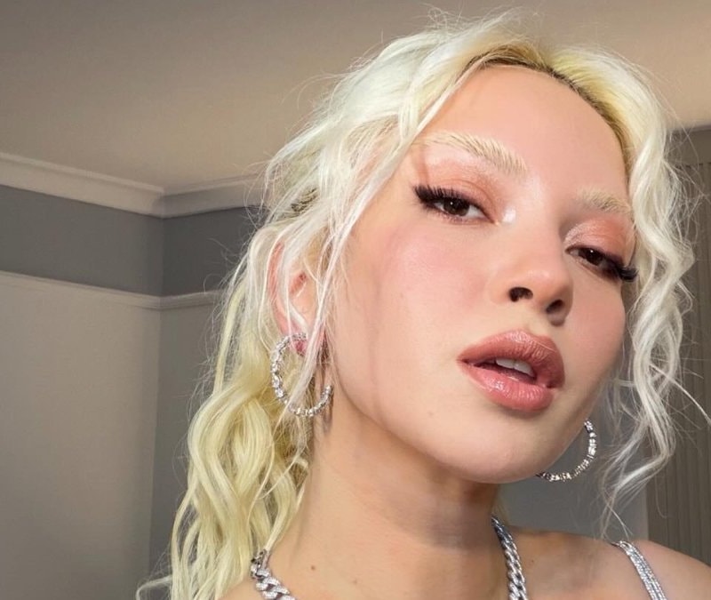 Ece Seçkin'in sahne tarzı gündem oldu! Kostümü eleştirildi