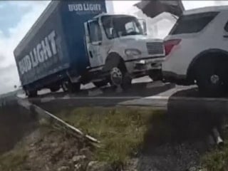 ABD’de film sahnelerini aratmayan kovalamaca: Çalınan bira kamyonu böyle durduruldu