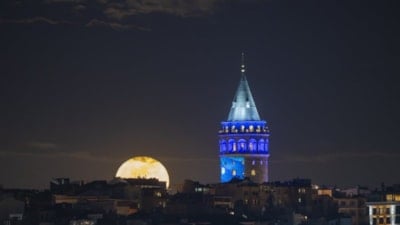 İstanbul'da "Pembe" dolunay görüldü