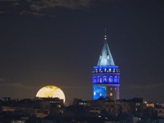 İstanbul'da "Pembe" dolunay görüldü