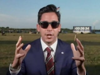 Artemis II canlı yayınında 'yeşil ekran' tartışması: Sunucu çimlere dokunarak kanıtladı