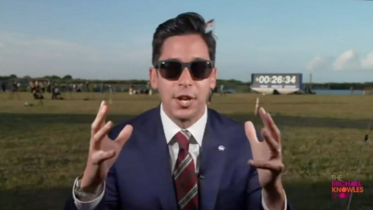 Artemis II canlı yayınında 'yeşil ekran' tartışması: Sunucu çimlere dokunarak kanıtladı