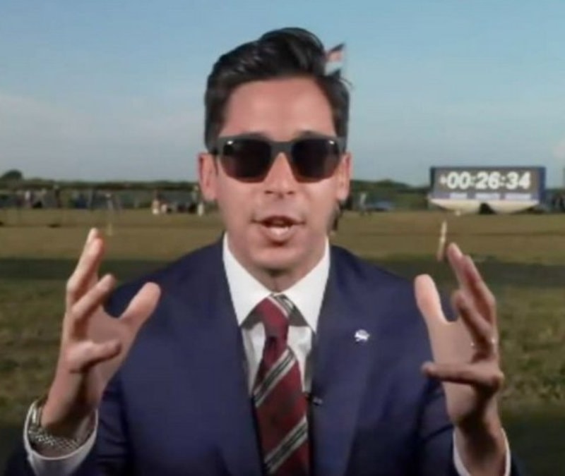 Artemis II canlı yayınında 'yeşil ekran' tartışması: Sunucu çimlere dokunarak kanıtladı