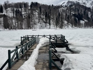 Borçka Karagöl Tabiat Parkı, kışın ardından ziyaretçilerini ağırlamaya başladı