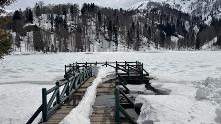 Borçka Karagöl Tabiat Parkı, kışın ardından ziyaretçilerini ağırlamaya başladı